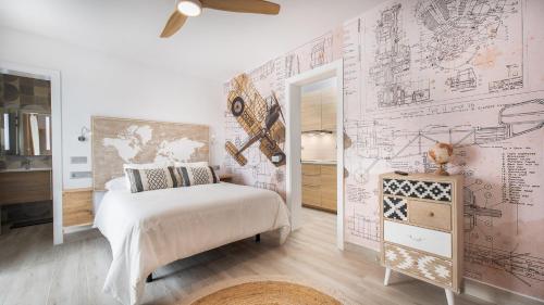 una camera con letto e parete da mappa di Etti - Paradise Suite El Explorador a Pájara