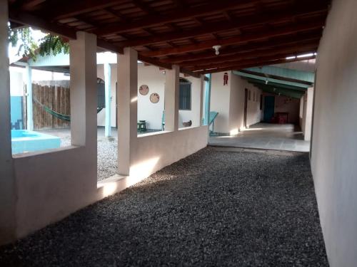 un pasillo vacío de un edificio con piscina en Temporada piscina infantil, wifi e churrasqueira en Prado