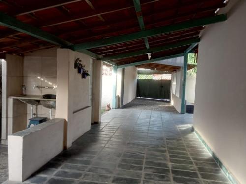un pasillo de una casa con suelo de baldosa en Temporada piscina infantil, wifi e churrasqueira en Prado