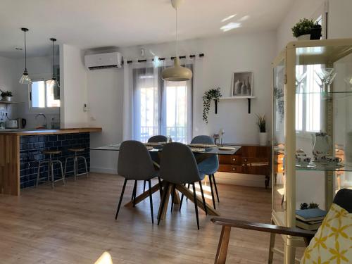 ein Esszimmer und eine Küche mit einem Tisch und Stühlen in der Unterkunft Descalzos Apartment - Old Town in Tarragona