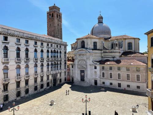 vistas a un edificio con una torre de reloj en Hotel San Geremia en Venecia