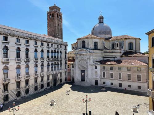ヴェネツィアにあるオテル サン ジェレミーアの時計塔のある建物の眺め