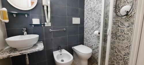 Un baño de B&B Hotel Serenità