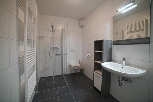 Appartement Am Postwiesen في وينتربرغ: حمام مع حوض ودش ومرحاض