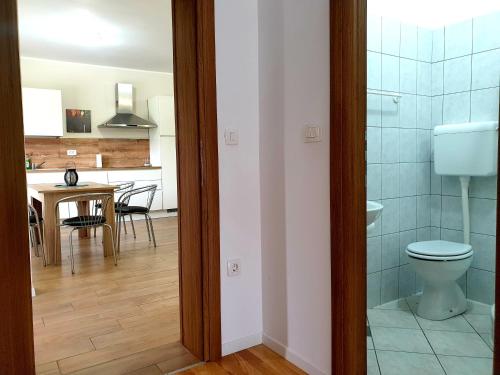 Ένα μπάνιο στο Apartman Diana - 75 m2 - 2 Bedrooms - Grill