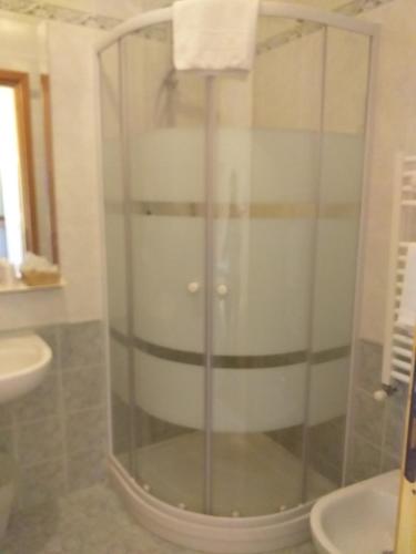 a shower in a bathroom with a toilet and a sink at Hotel Monna Lisa in Vinci