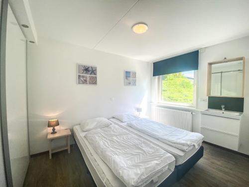 Postel nebo postele na pokoji v ubytování Landelijk gelegen vakantiehuis Torenzicht OK38