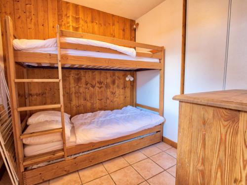 เตียงสองชั้นในห้องที่ Appartement Notre-Dame-de-Bellecombe, 3 pièces, 6 personnes - FR-1-505-143