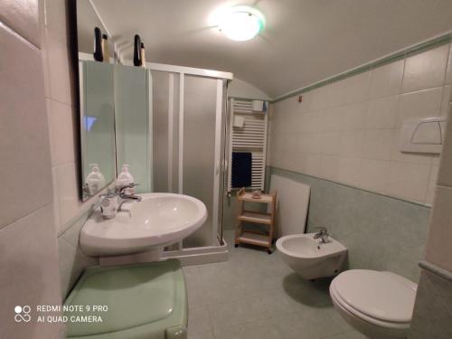 La salle de bains est pourvue d'un lavabo et de toilettes. dans l'établissement Dimora Centrale, à Monopoli