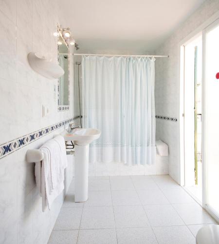 Ένα μπάνιο στο Hostal Marí