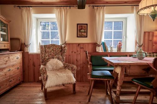 Ein Sitzbereich in der Unterkunft Romantische Ferienhütte Ennstaler Nat Kalkalpen bis 6 Personen