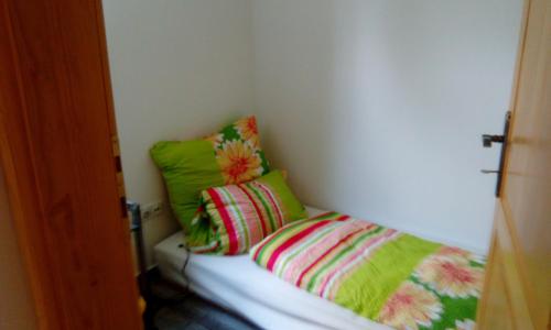 Tempat tidur dalam kamar di Vila Eli