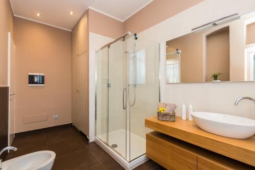 Bathroom sa Appartamento nel cuore di Crocetta by Wonderful Italy