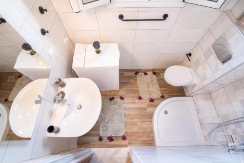 a bathroom with a sink and a toilet at ΒΟΛΤΑ στουντιο στην καρδιά της Πρεβεζας in Preveza