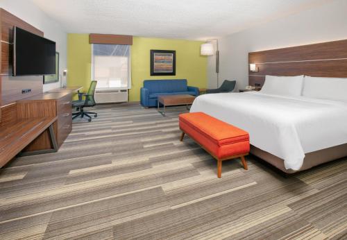a hotel room with a bed and a flat screen tv at Holiday Inn Express - Hope by IHG in Hope