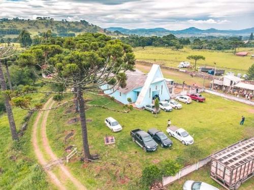 an aerial view of cars parked in a field with a tent at Casa de Campo da Vó in Urupema