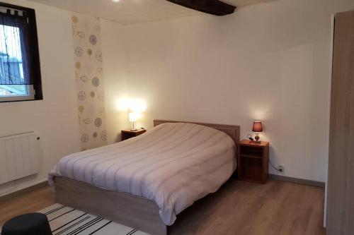 - une chambre avec un lit et deux lampes sur deux tables dans l'établissement Le Longchamp, à Honfleur