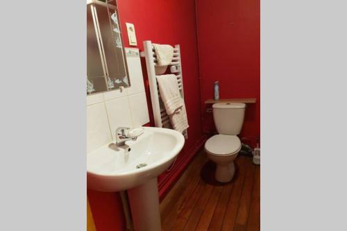 une salle de bain avec un lavabo blanc et des toilettes dans l'établissement Le Longchamp, à Honfleur