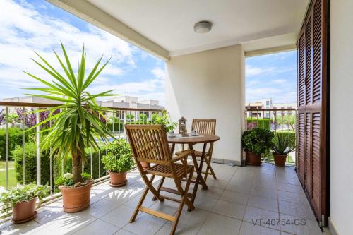 a balcony with a table and chairs and plants at Apartamento en Residencial Aldea Golf Panorámica in San Jorge