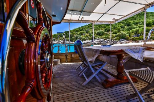einen Tisch und einen Stuhl auf dem Deck eines Bootes in der Unterkunft Blue Cruise in Kaş
