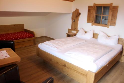 Una cama o camas en una habitación de Gästehaus Baltram