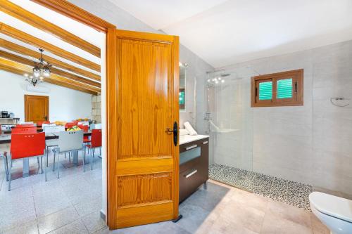 une salle de bain avec douche, lavabo et toilettes dans l'établissement Can Grau, à Sencelles