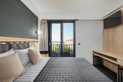 Rúm í herbergi á Bemyguest Comfort Pidna