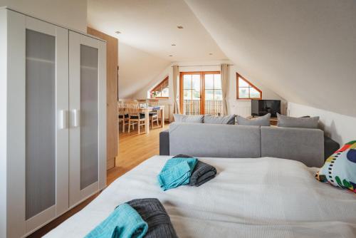 1 dormitorio con 1 cama grande y 1 sofá en Rhönpanorama en Hilders