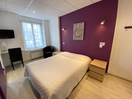 een slaapkamer met een bed en een paarse muur bij Pension Gérard in Bourbonne-les-Bains