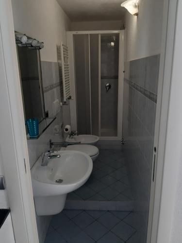 een badkamer met twee wastafels en een douche bij Appartamento Il giardino in Levanto
