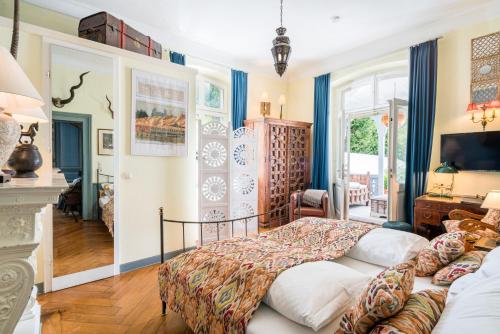 a bedroom with a bed and a living room at Hotel Barleben am See in Konstanz