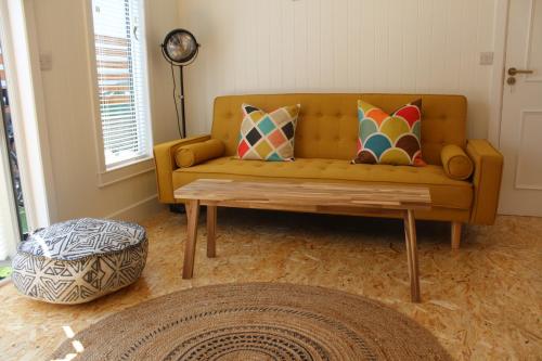 Ein Sitzbereich in der Unterkunft Macs Townhouse Dungarvan