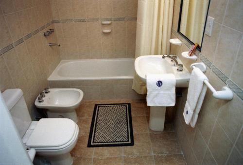 
A bathroom at Wilson Hotel
