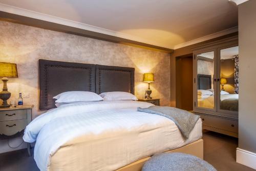 Una cama o camas en una habitación de The Rooms at Cunningham's - adults Only