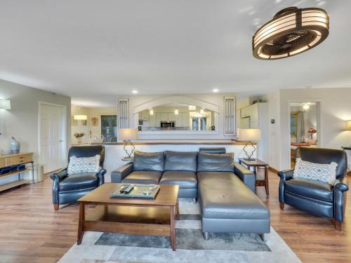 una sala de estar con un sofá y dos sillas en Harbor View Getaway, en Petoskey