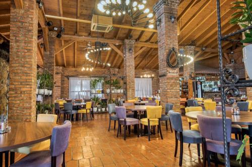 a restaurant with tables and chairs in a building at Ribarski konaci in Doboj