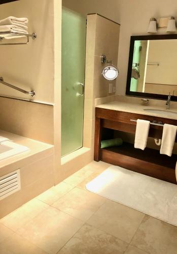 Ванная комната в Spice Island Beach Resort