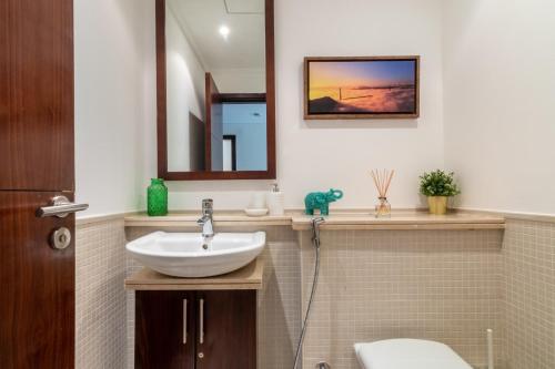 A bathroom at The Smart Concierge - Marina Promenade