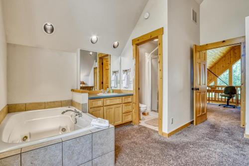 Gallery image of Eagle Crest Resort Cabin in Redmond