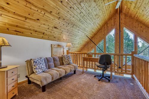 Posezení v ubytování Eagle Crest Resort Cabin