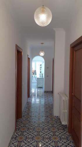 an empty hallway with a hallwayngthngthngthngthngthngthngthngthngthngth at Villa Dorothee in Capri