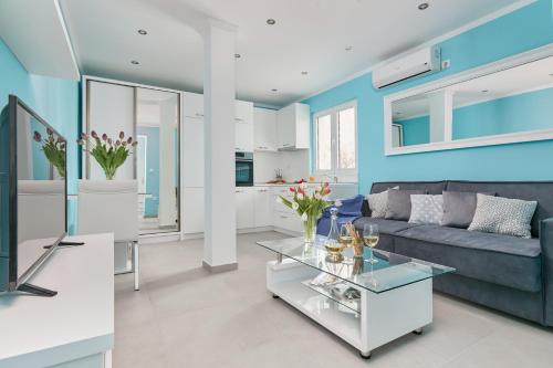 ein Wohnzimmer mit Couch und Tisch in der Unterkunft Apartment Kascelan in Kotor