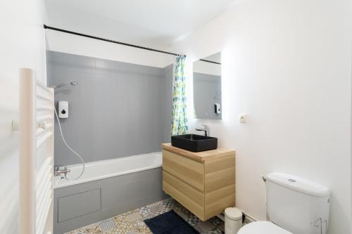 a bathroom with a shower and a toilet and a sink at Le Duplex - Disneyland - Rooftop - Wifi in Montévrain