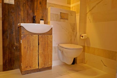 a bathroom with a toilet and a sink at Apartament Pisz in Pisz