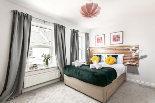 a bedroom with a bed with two stuffed animals on it at Bijoux Plymouth Cottage - Sleeps 6 - By Habita Property in Plymouth