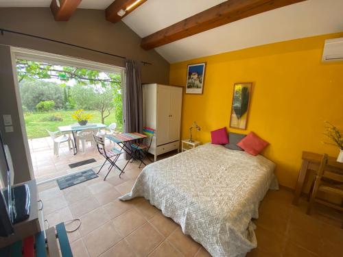 um quarto com uma cama, uma mesa e um pátio em Boost Your Immo Sanary sur Mer 488 em Sanary-sur-Mer