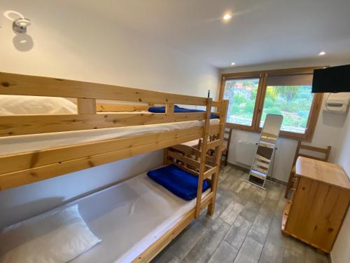 um quarto com 2 beliches e uma escada em Boost Your Immo Sanary sur Mer 488 em Sanary-sur-Mer
