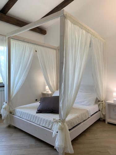 Un pat sau paturi într-o cameră la Villa Alaya - Luxury Villa with private pool