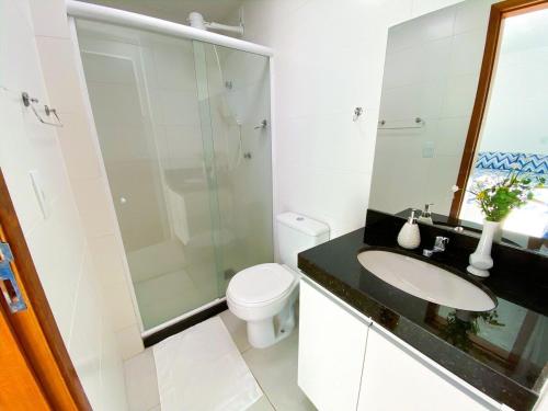 uma casa de banho com um WC, um lavatório e um chuveiro em Conforto Pertinho das Melhores Praias 101 em Cabo Frio