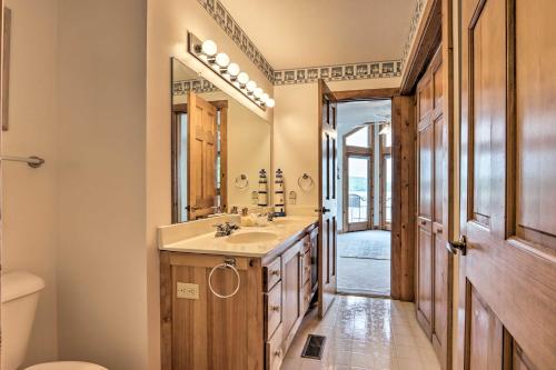 ein Badezimmer mit Waschbecken und Spiegel in der Unterkunft Sunny Providence Cottage Retreat with Dock, Kayaks in Sunrise Beach